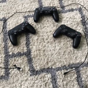 3 PS4 controllers video games